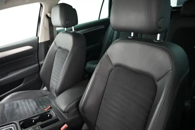 Volkswagen Passat view 11