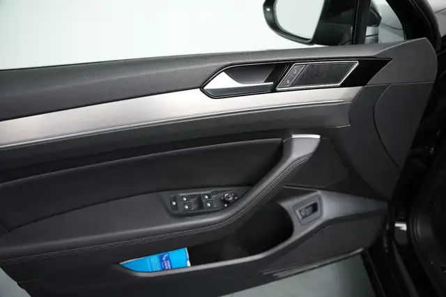 Volkswagen Passat view 10