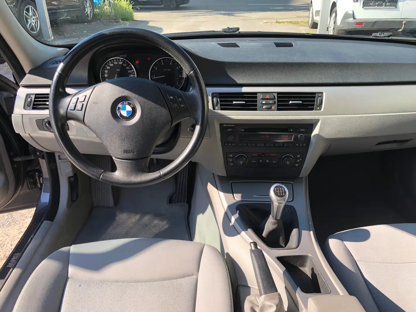 BMW 320 320i **TüV Neu*KLIMA*AHK*PDC*Isofix** Gris - 2
