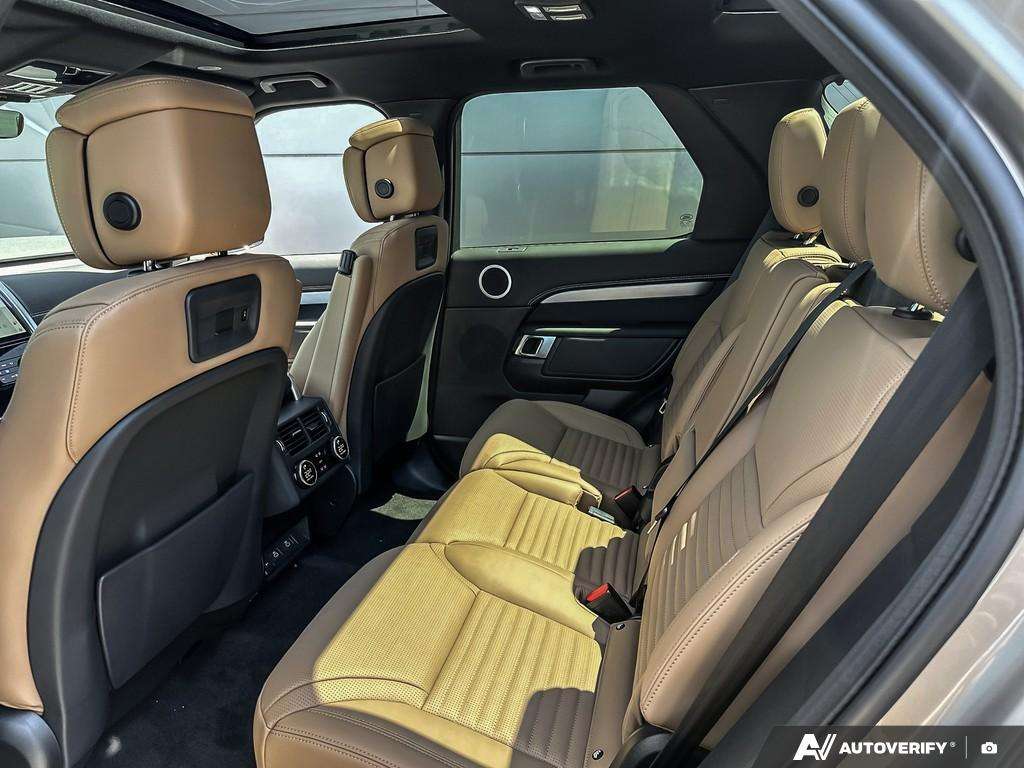 2026 Land Rover Discovery P300 Dynamic SE thumb 23