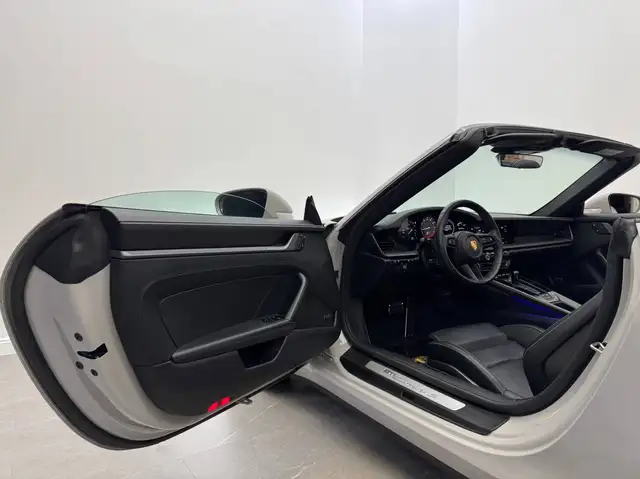 Porsche 911 view 11