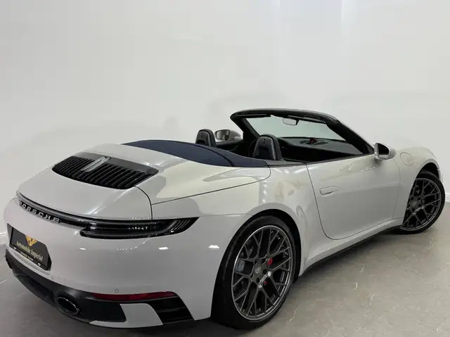 Porsche 911 view 4