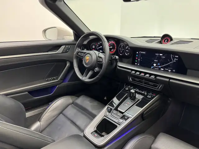 Porsche 911 view 17