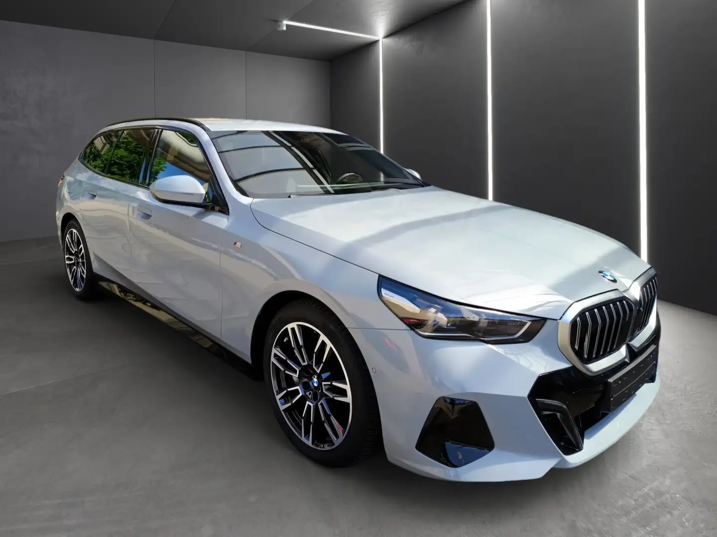 BMW 540 d xDrive touring+M SPORTPAKET+ANH.KUPPL+AUTOBAHNAS Grau - 2