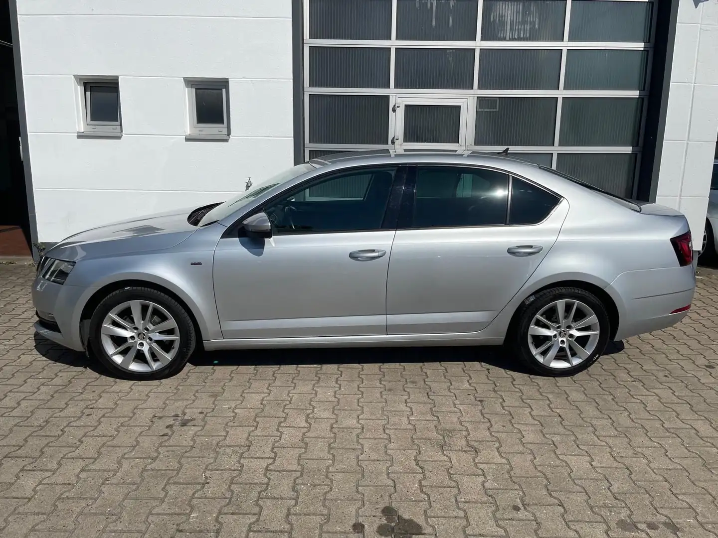 Skoda Octavia Limo 1,6 TDI Clever DSG/1.Hand/MwSt/LED/ Zilver - 2