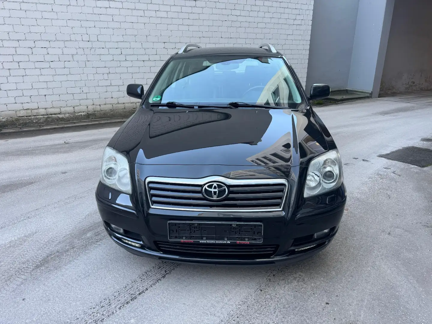 Toyota Avensis 2.0 VVT-i Combi Executive - 1