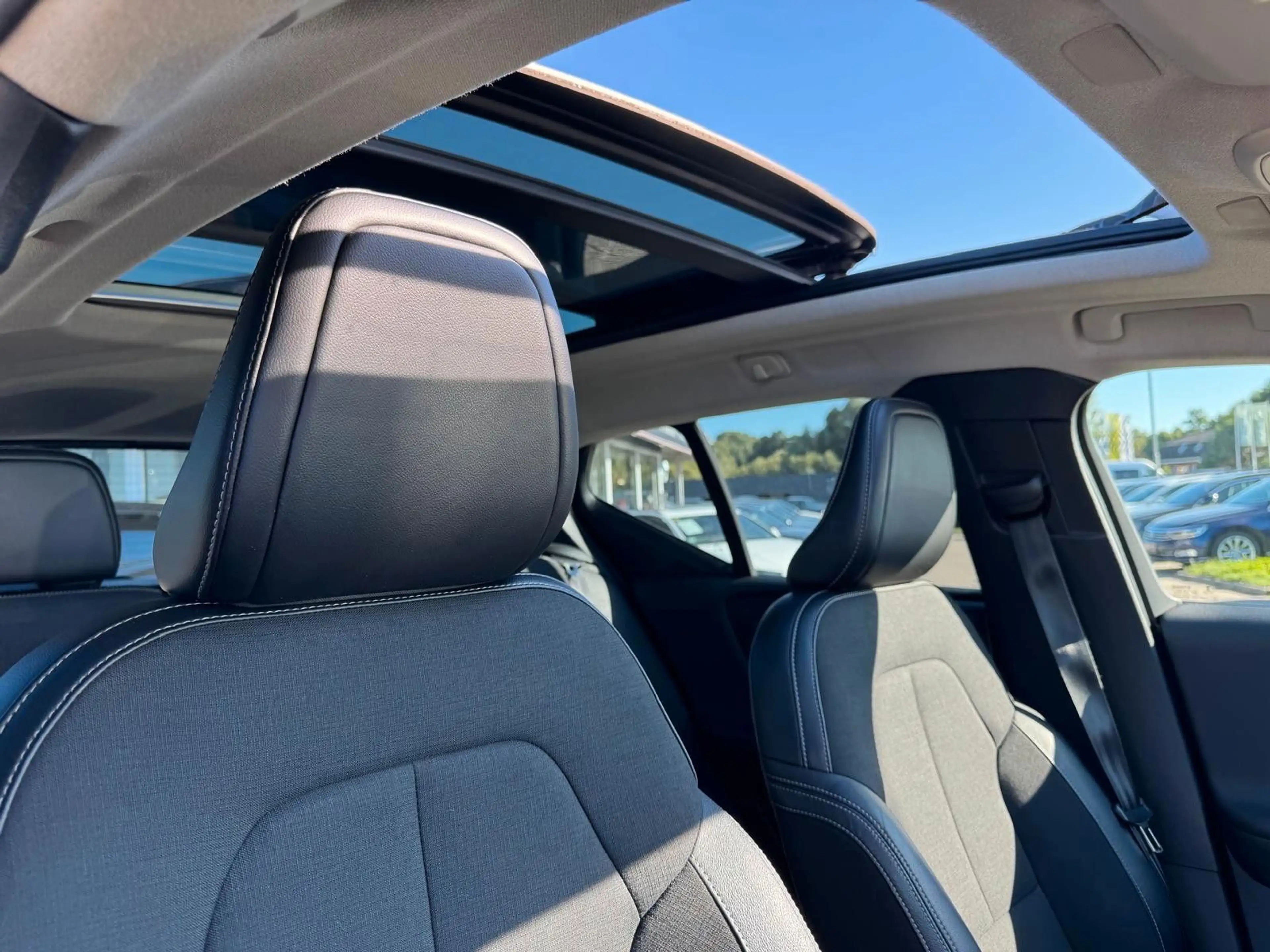 Volvo XC40 Momentum 2WD*360°KAMERA*DAB*PANO*AHK*SPUHAL — photo 12