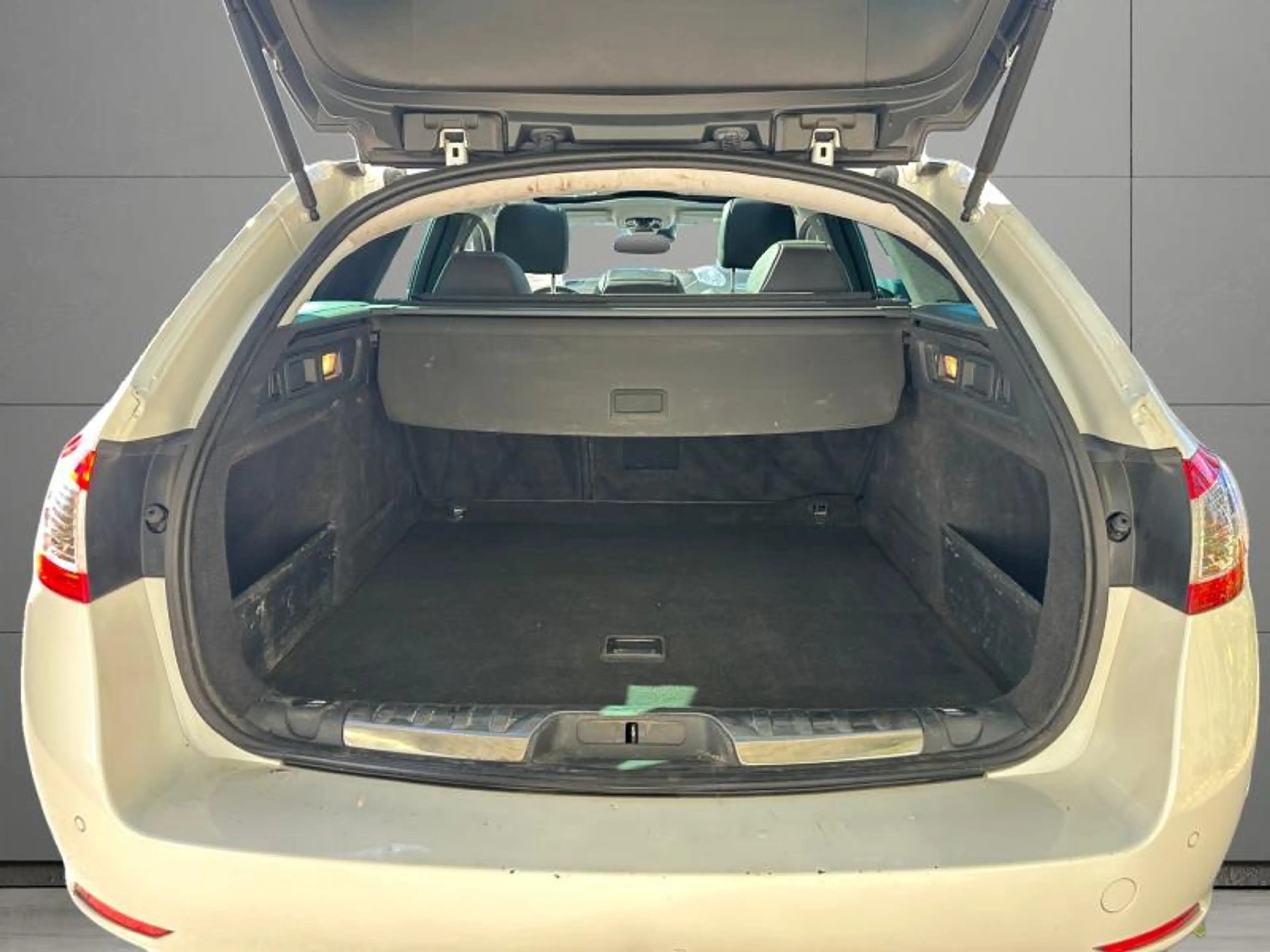 Peugeot 508 1.6 HDi 115cv Automatique break blanc 05/15 Airco — photo 6