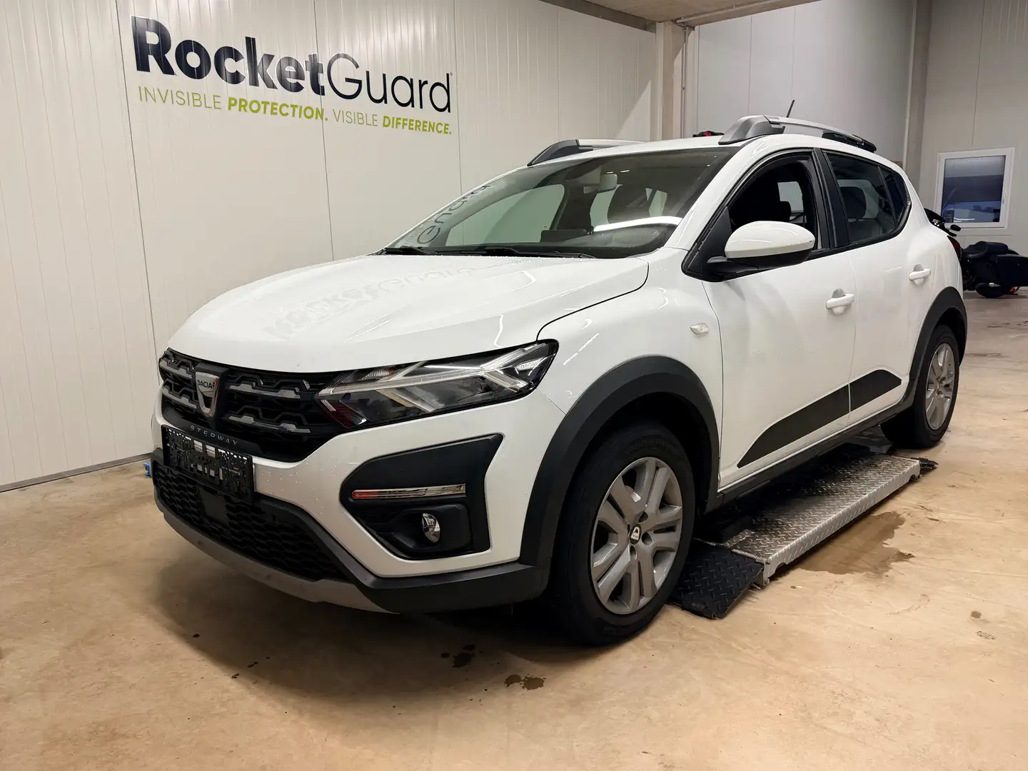 Dacia Sandero Stepway Comfort | 1. Hand | Top Zustand | wenig KM Weiß - 1