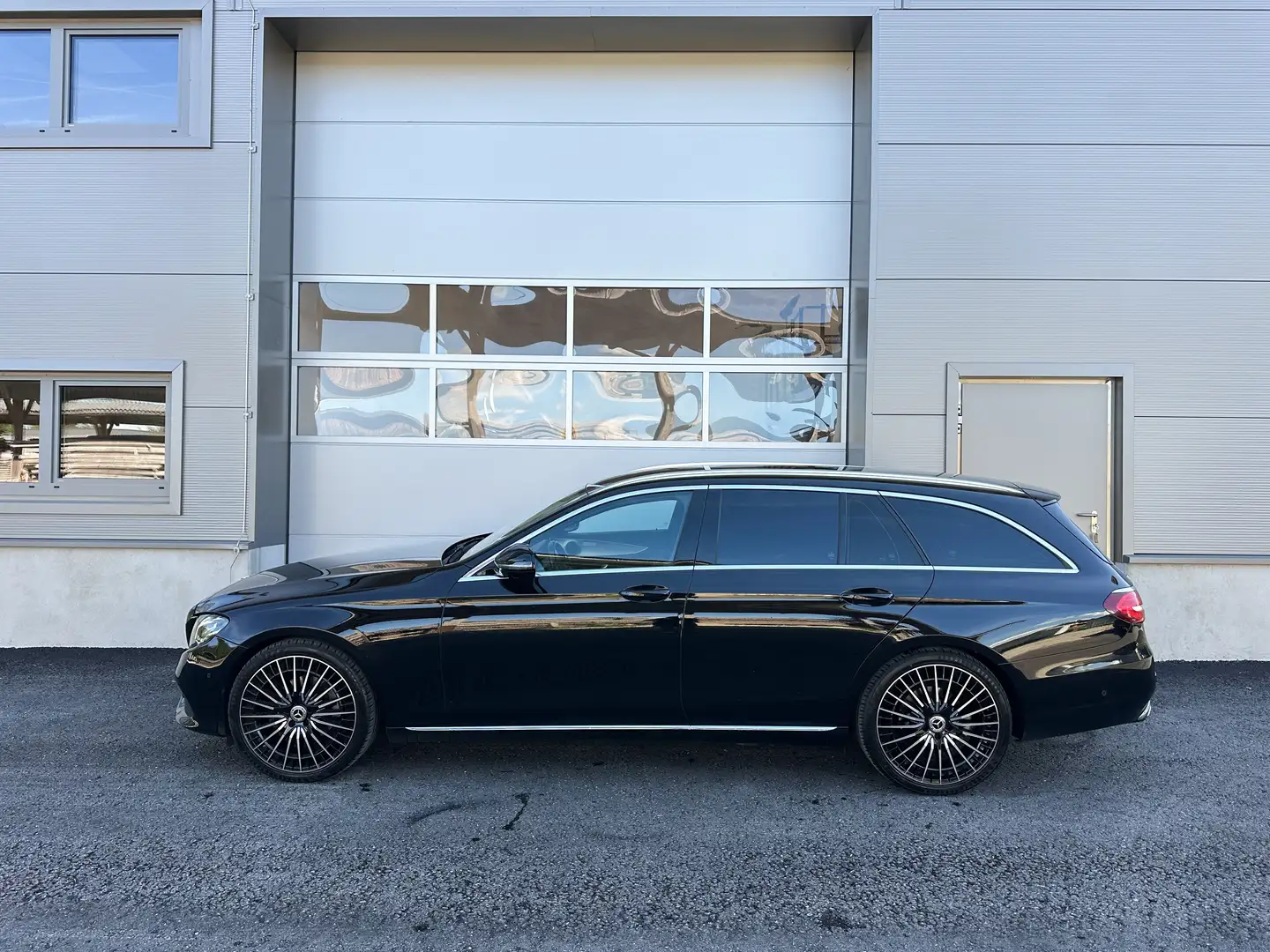 Mercedes-Benz E 220 d T Aut. Avantgarde/ WIDESCREEN/ LED/ AHK/360° Schwarz - 2