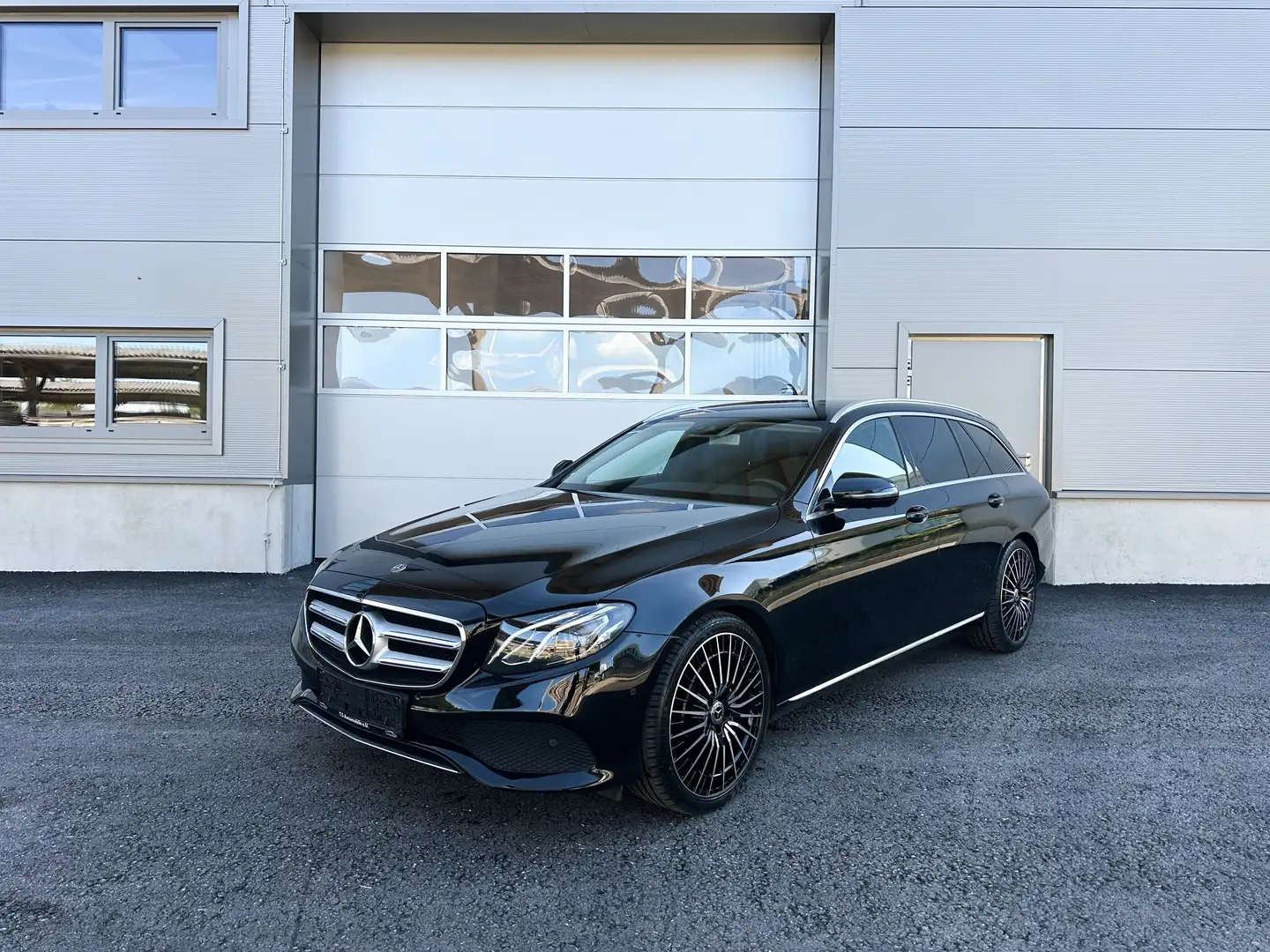 Mercedes-Benz E 220 d T Aut. Avantgarde/ WIDESCREEN/ LED/ AHK/360° Schwarz - 1