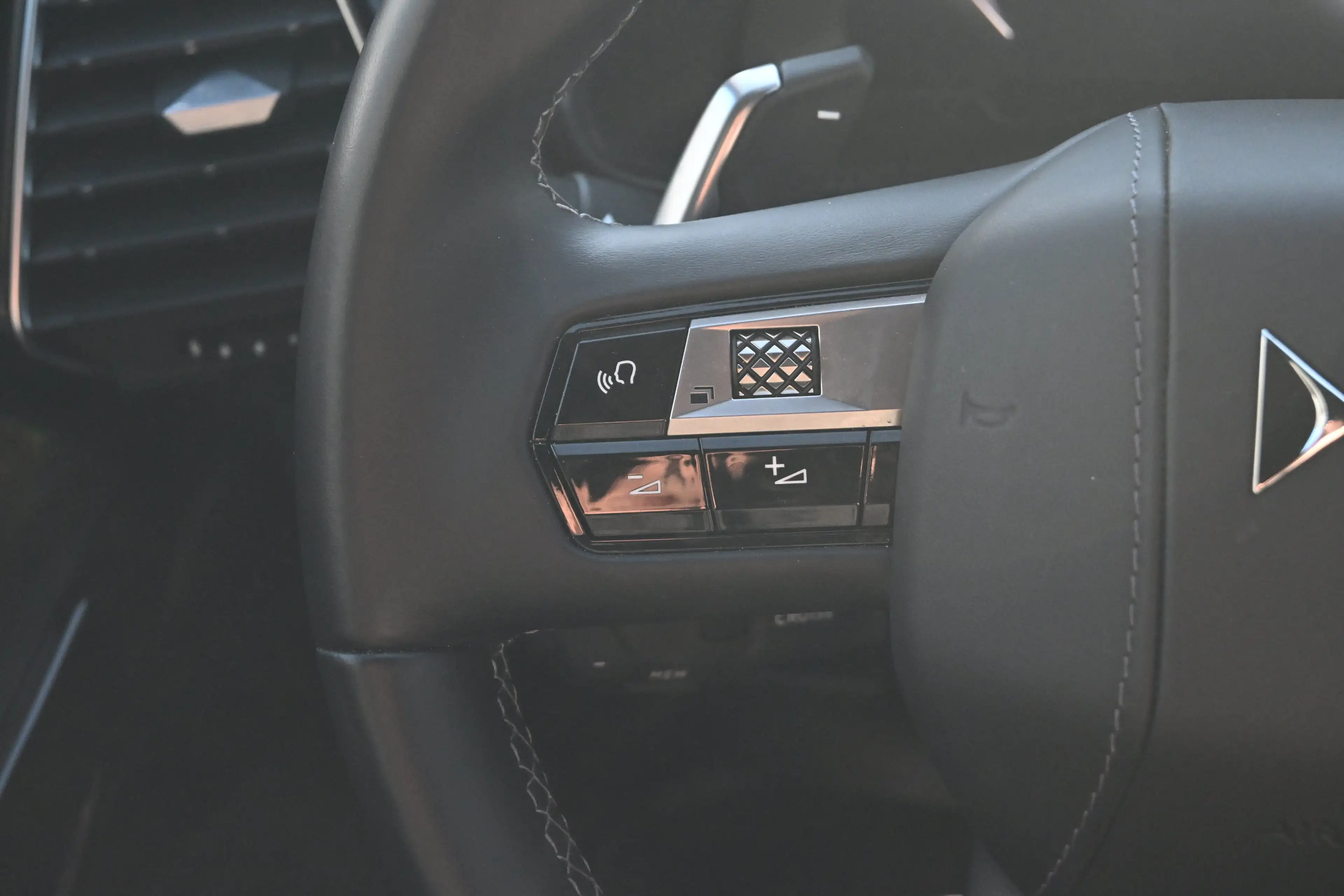 DS Automobiles DS 7 1.6 PHEV 300 4x4 Pallas | Schuif-/Kanteldak | Vol- — photo 11