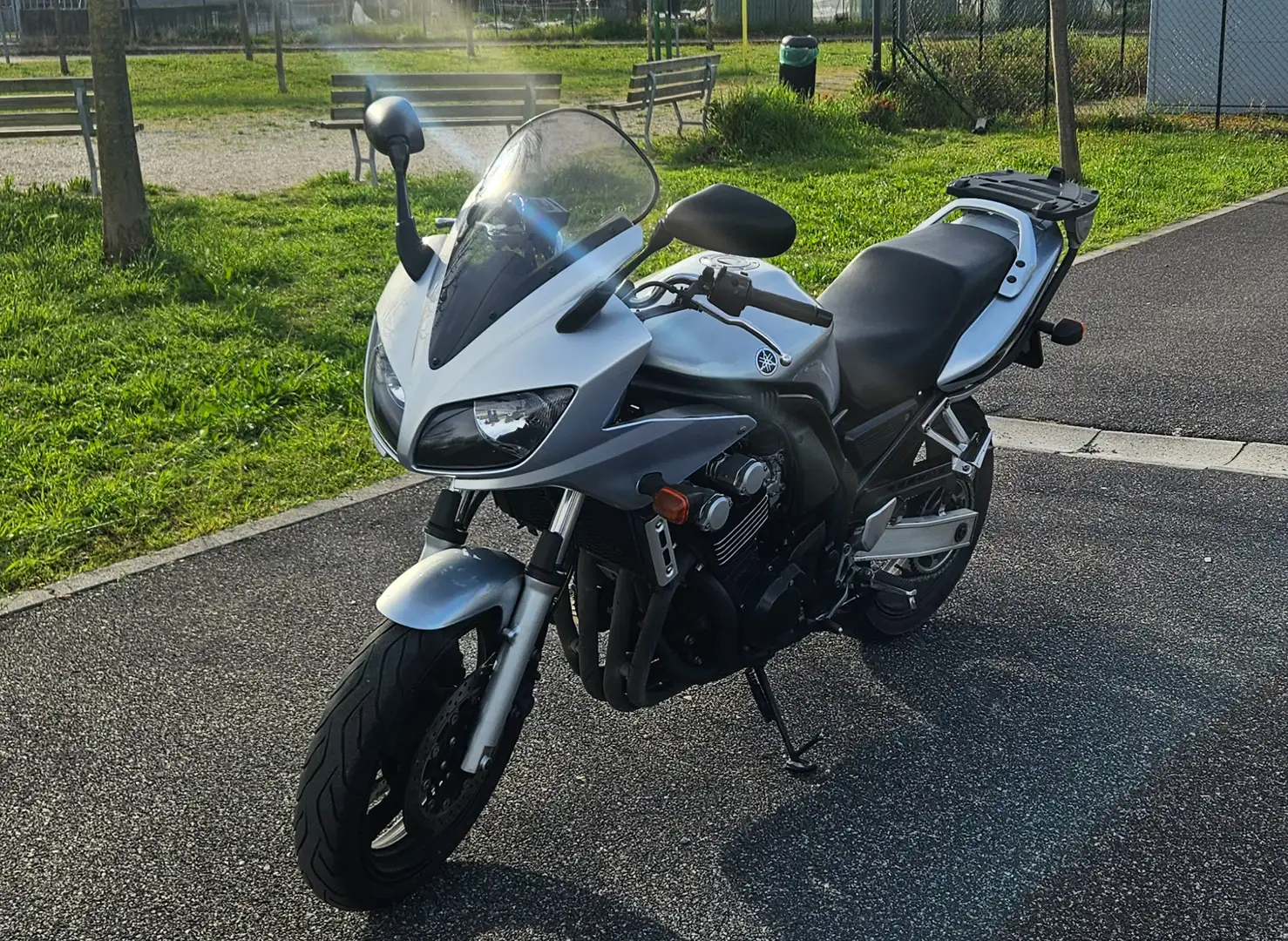 Yamaha FZS 600 FZS 600 FAZER Plateado - 1