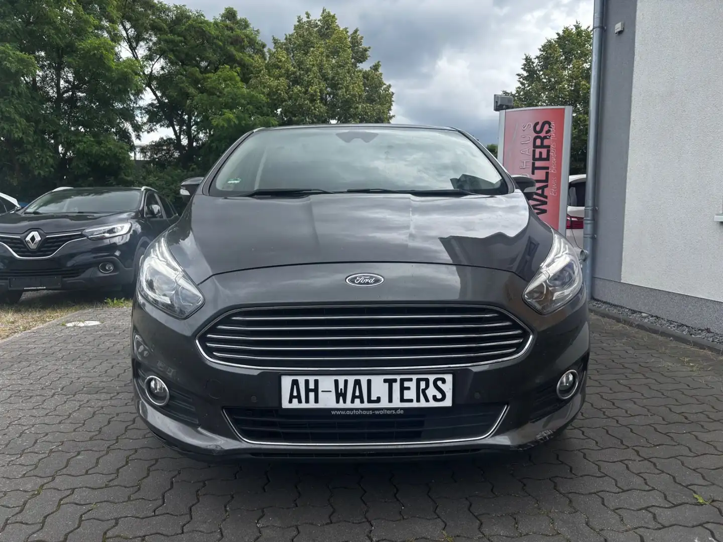 Ford S-Max Titanium = Automatik - 7 Sitzer - Ganzjahr Grau - 2
