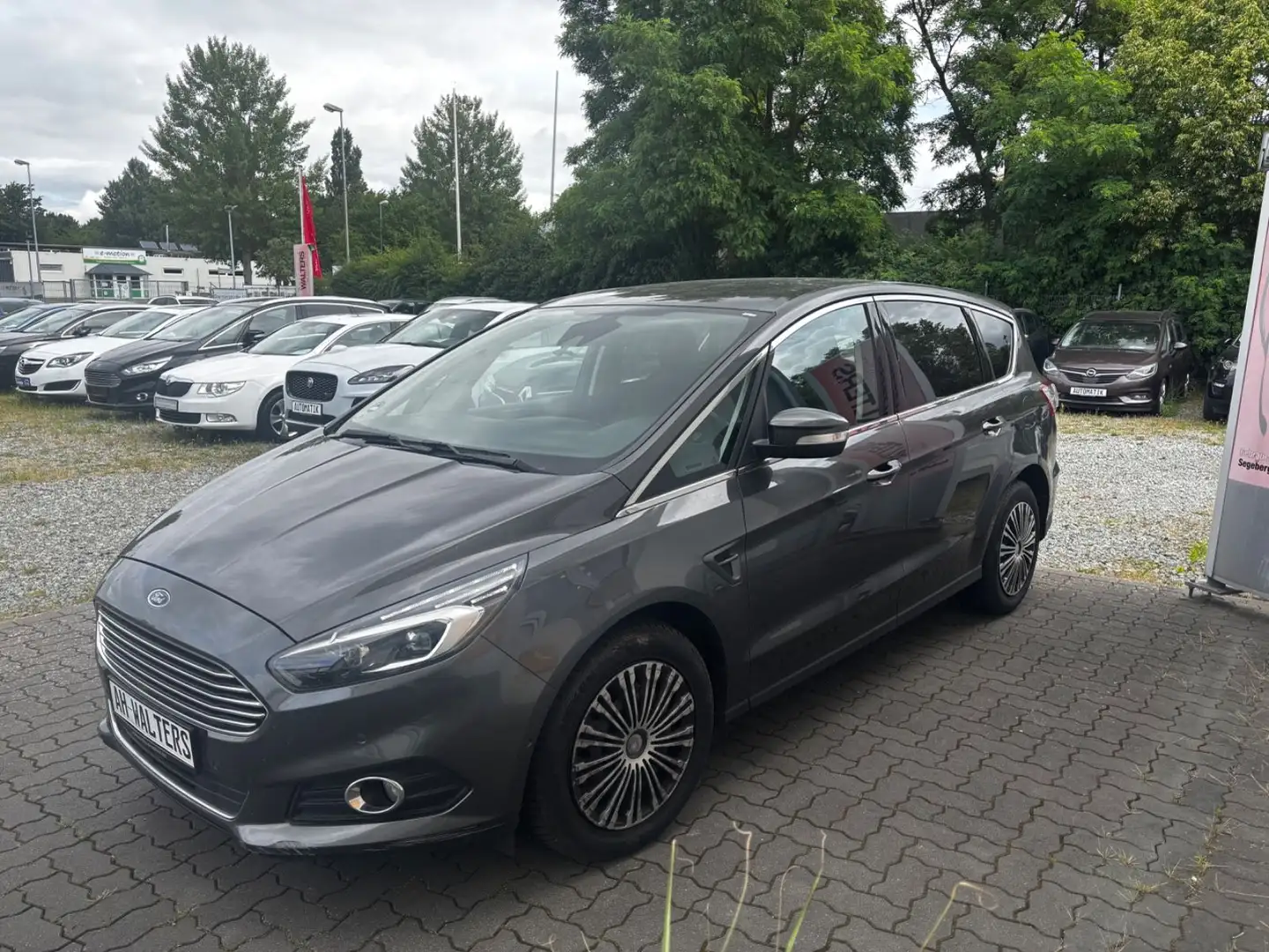 Ford S-Max Titanium = Automatik - 7 Sitzer - Ganzjahr Grau - 1
