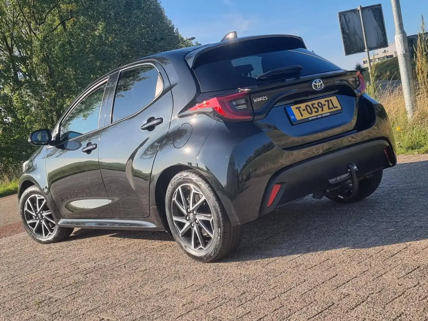 Toyota Yaris 1.5 Hybrid Dynamic Zwart - 2