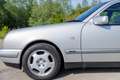 Mercedes-Benz E 230 In absolute concoursstaat verkerende Mercedes-Benz 230E automaat (W210) Silber - thumbnail 17
