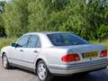 Mercedes-Benz E 230 In absolute concoursstaat verkerende Mercedes-Benz 230E automaat (W210) Silber - thumbnail 3