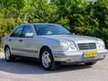 Mercedes-Benz E 230 In absolute concoursstaat verkerende Mercedes-Benz 230E automaat (W210) Silber - thumbnail 1