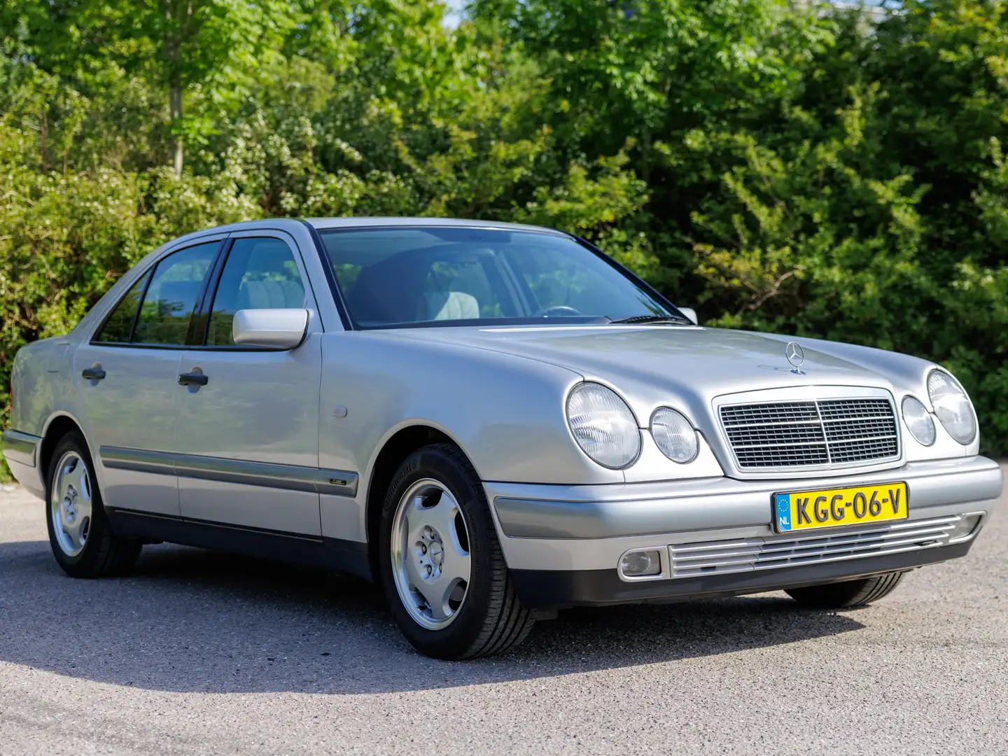 Mercedes-Benz E 230 In absolute concoursstaat verkerende Mercedes-Benz 230E automaat (W210) Silber - 1