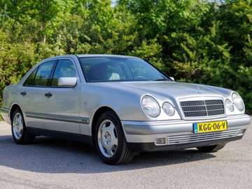 In absolute concoursstaat verkerende Mercedes-Benz 230E automaat (W210)