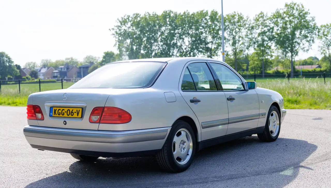 Mercedes-Benz E 230 In absolute concoursstaat verkerende Mercedes-Benz 230E automaat (W210), foto 5