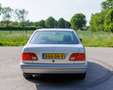 Mercedes-Benz E 230 In absolute concoursstaat verkerende Mercedes-Benz 230E automaat (W210) Silber - thumbnail 4