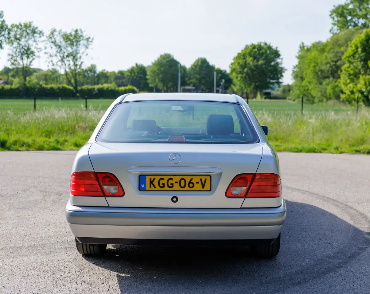 Mercedes-Benz E 230 In absolute concoursstaat verkerende Mercedes-Benz 230E automaat (W210), foto 4