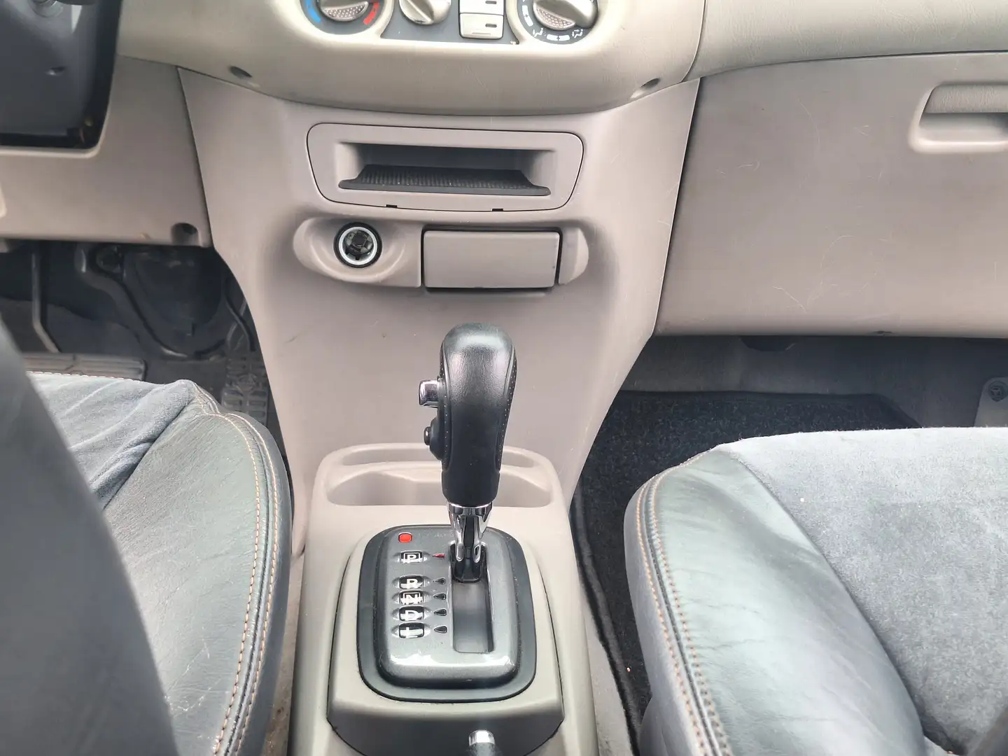 Nissan Almera Tino €2250,-2.0 CVT AUTOMAAT AIRCO APK INRUIL Noir - 2