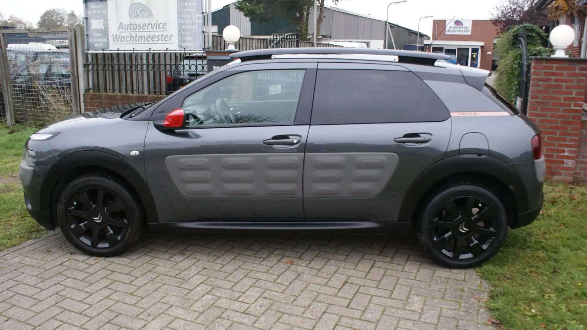 Citroen C4 Cactus 1.2 e-VTi Shine automaat Grau - 2