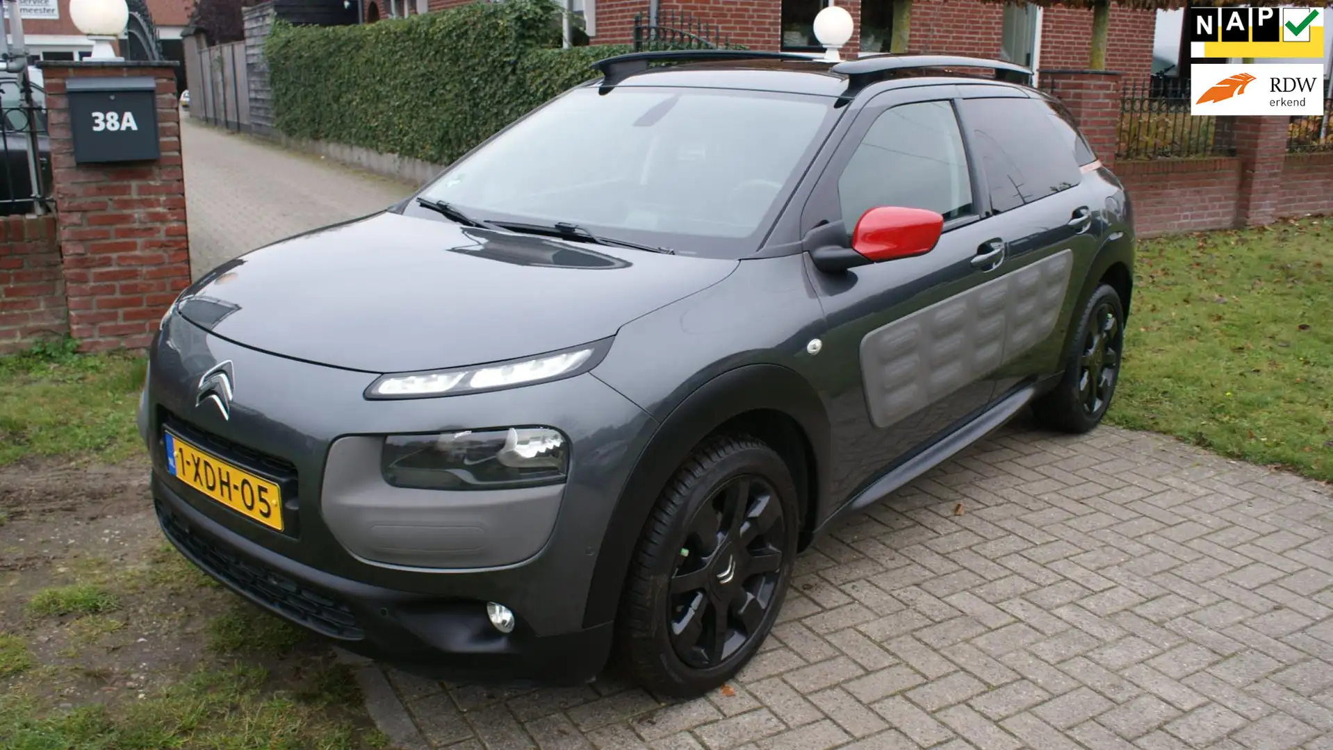 Citroen C4 Cactus 1.2 e-VTi Shine automaat Grau - 1