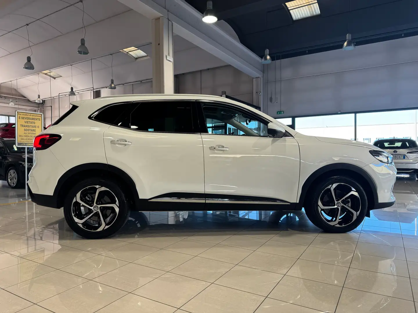 MG HS 1.5T-GDI AUTOMATICA Luxury TETTO PELLE 18'' PRONTA Bianco - 2