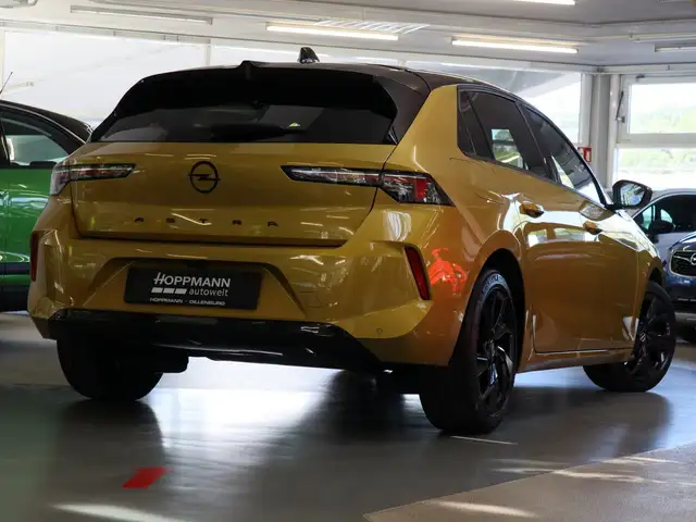 Opel Astra view 3