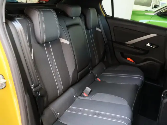 Opel Astra view 5