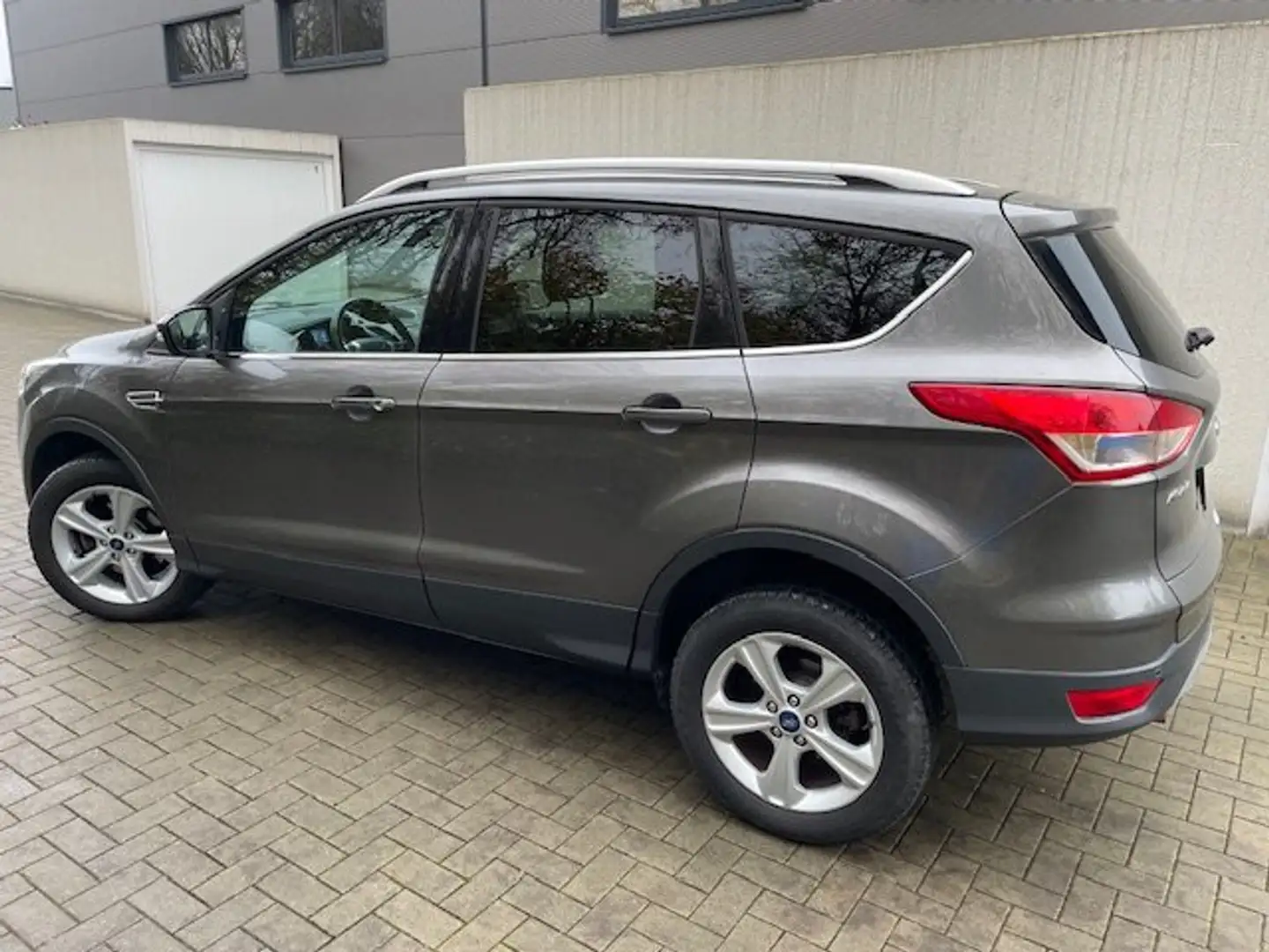 Ford Kuga Sync Edition Grau - 1