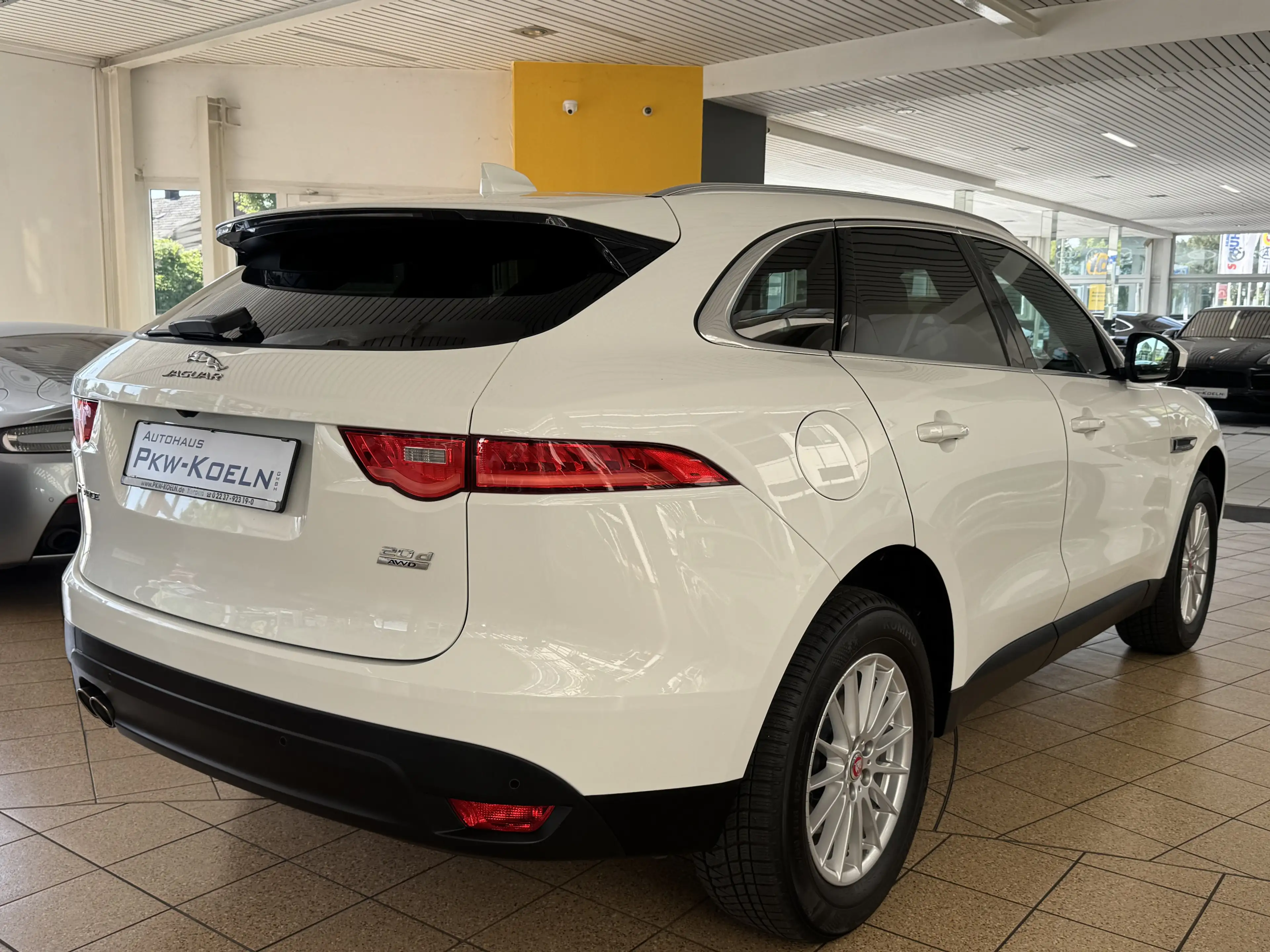 Jaguar F-Pace 20d Pure *PANO*KAMERA*Bi XENON*LEDER*SPuR — photo 3