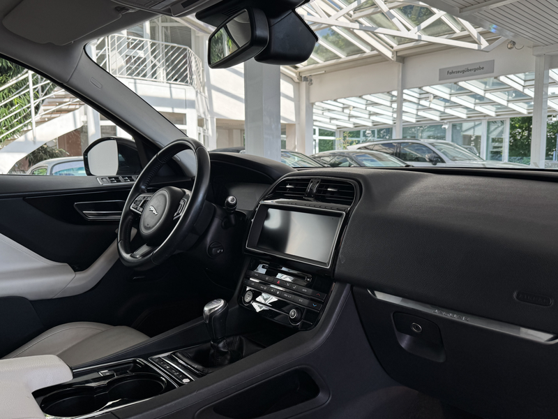 Jaguar F-Pace 20d Pure *PANO*KAMERA*Bi XENON*LEDER*SPuR — photo 13