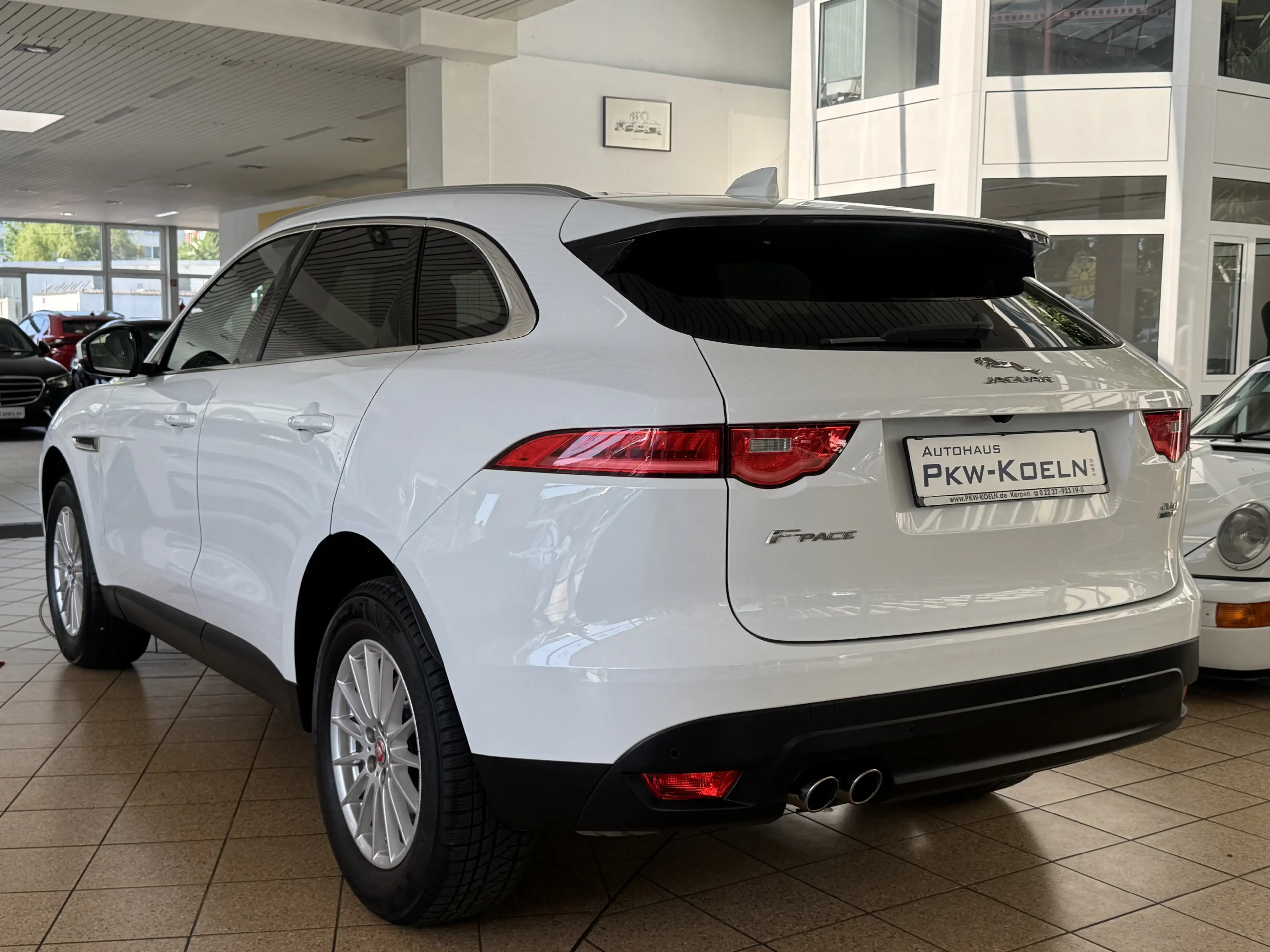 Jaguar F-Pace 20d Pure *PANO*KAMERA*Bi XENON*LEDER*SPuR — photo 4