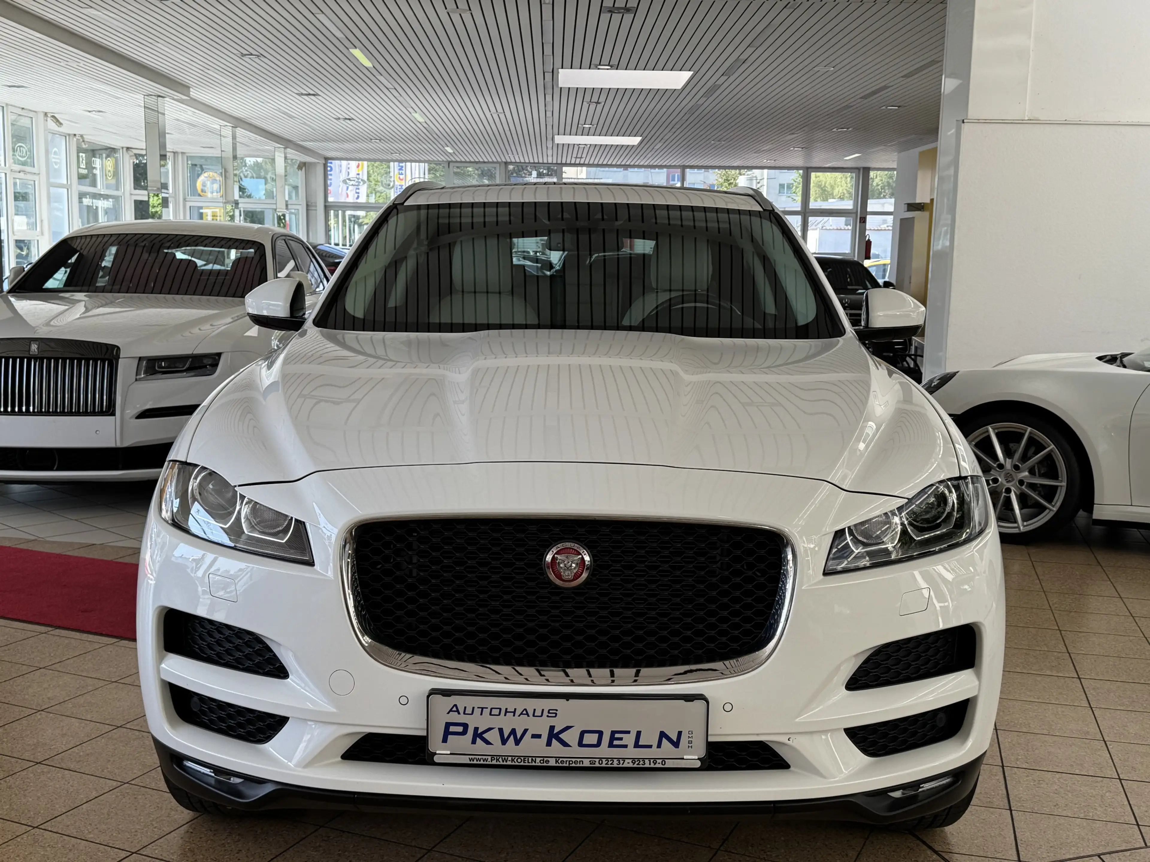 Jaguar F-Pace 20d Pure *PANO*KAMERA*Bi XENON*LEDER*SPuR — photo 5