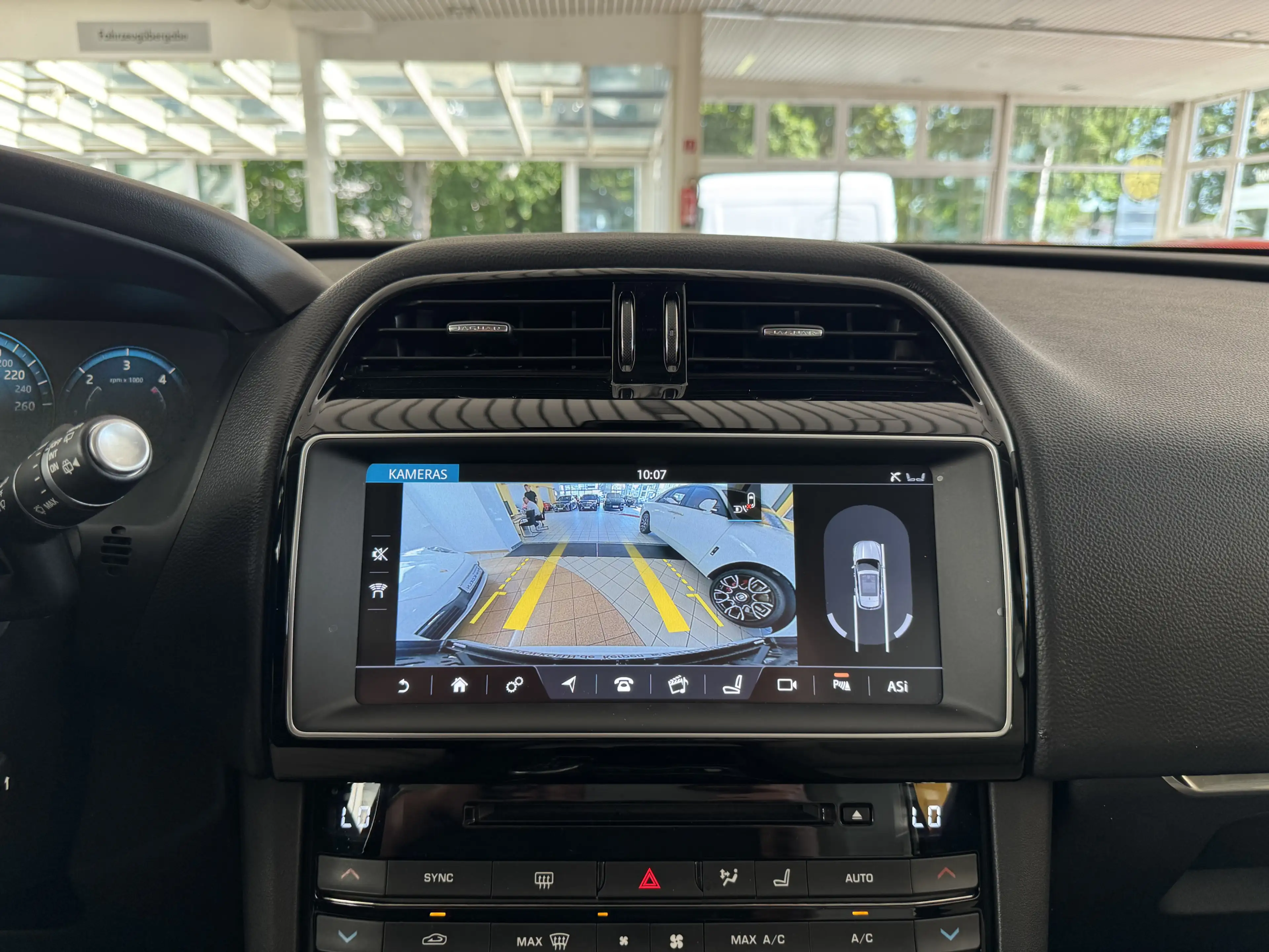 Jaguar F-Pace 20d Pure *PANO*KAMERA*Bi XENON*LEDER*SPuR — photo 15