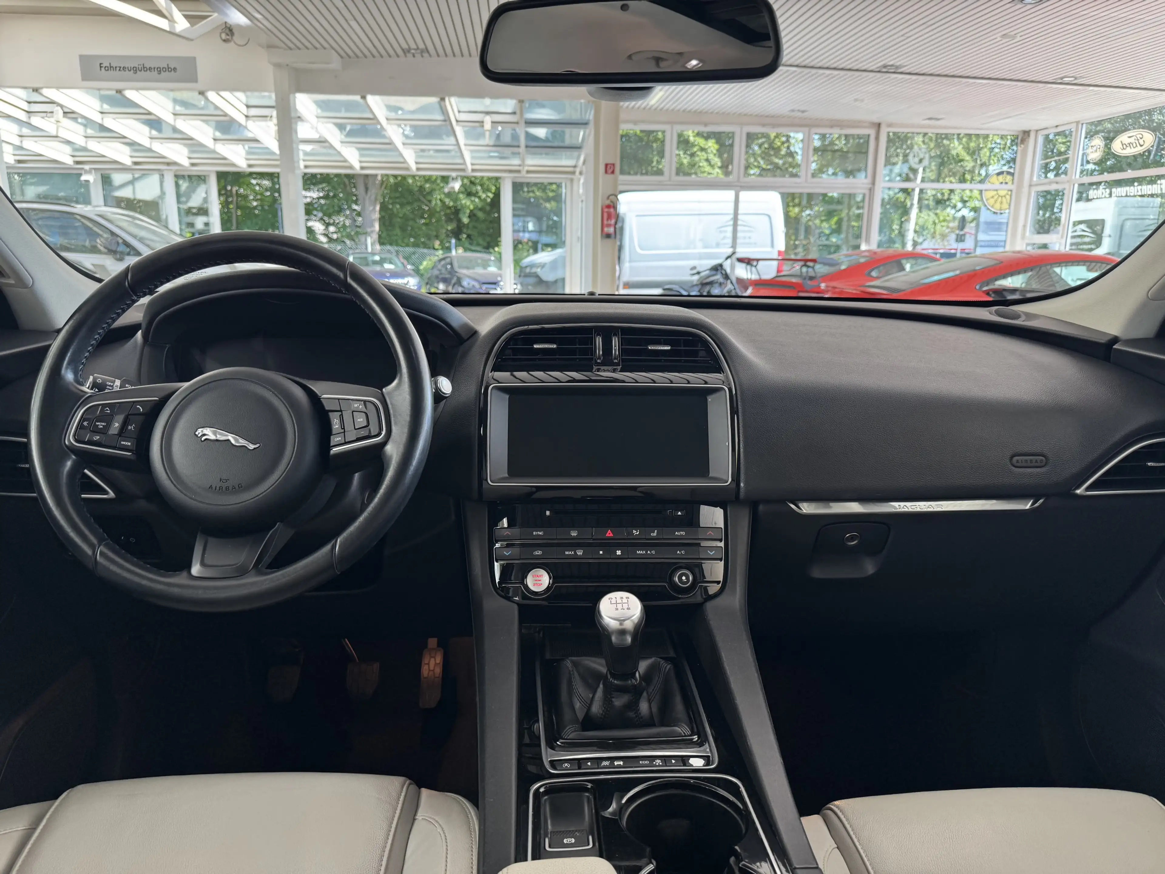 Jaguar F-Pace 20d Pure *PANO*KAMERA*Bi XENON*LEDER*SPuR — photo 8