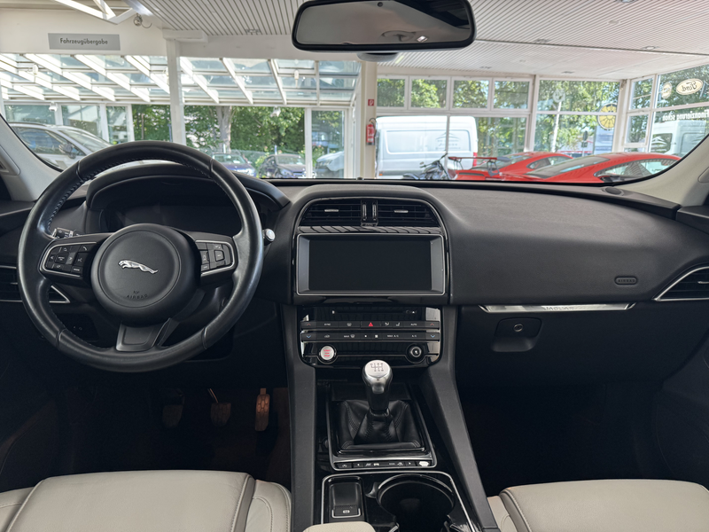 Jaguar F-Pace 20d Pure *PANO*KAMERA*Bi XENON*LEDER*SPuR — photo 8