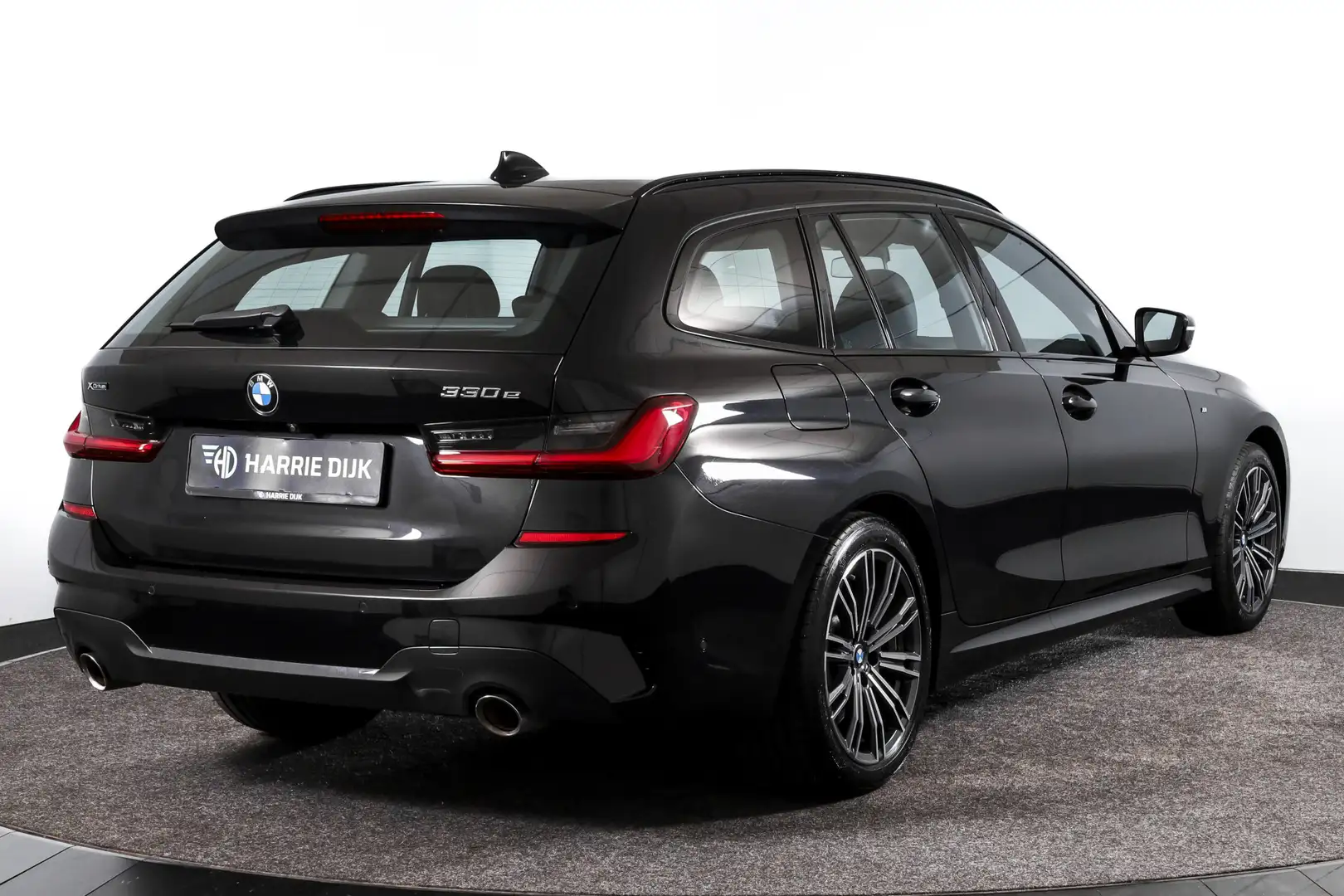 BMW 330 3-serie Touring 330e 292 PK xDrive High Executive Zwart - 2
