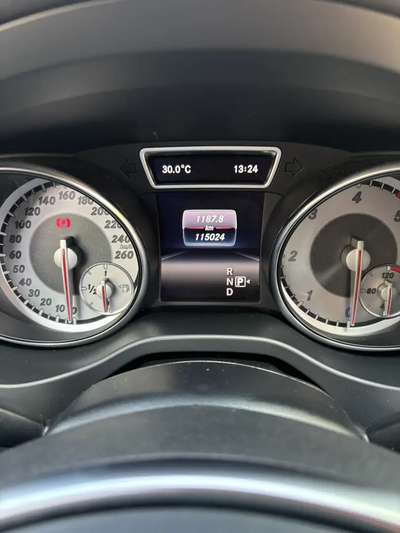 Mercedes-Benz GLA 180 pack AMG - 2