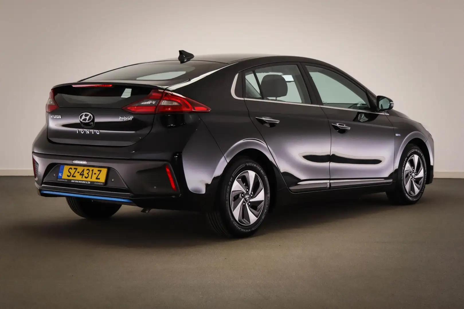 Hyundai IONIQ 1.6 GDi Premium | LEDER | STOEL KOELING | SCHUIF / Zwart - 2