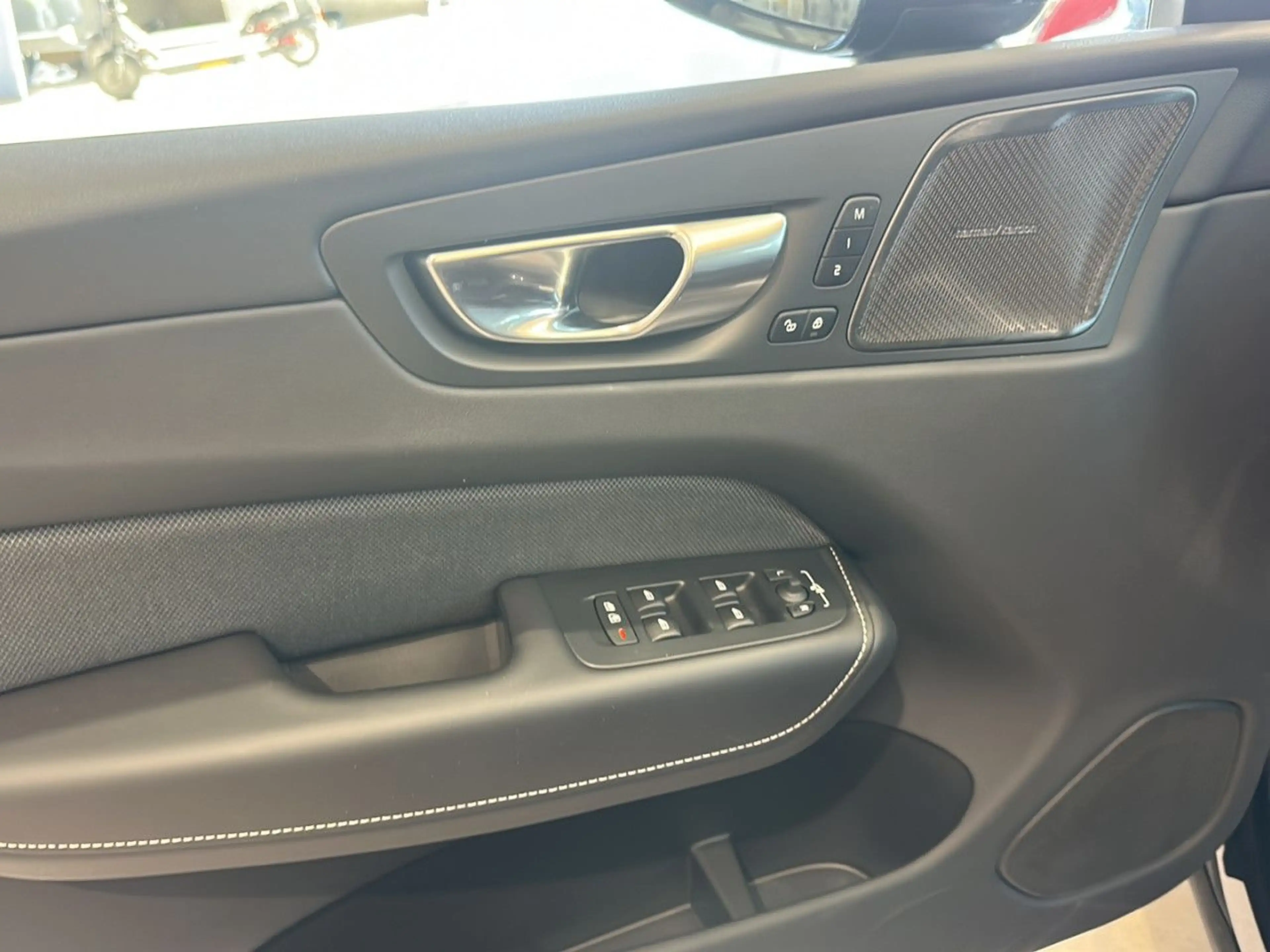 Volvo XC60 XC 60 Plus Black Edition Recharge Plug-In Hybrid A — photo 7