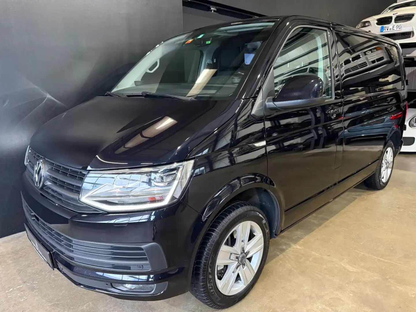 Volkswagen T6 Transporter 4M/DSG/LED/AHK/STHZ/1.HAND/ACC Schwarz - 1