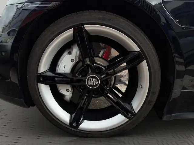 Porsche Taycan view 10