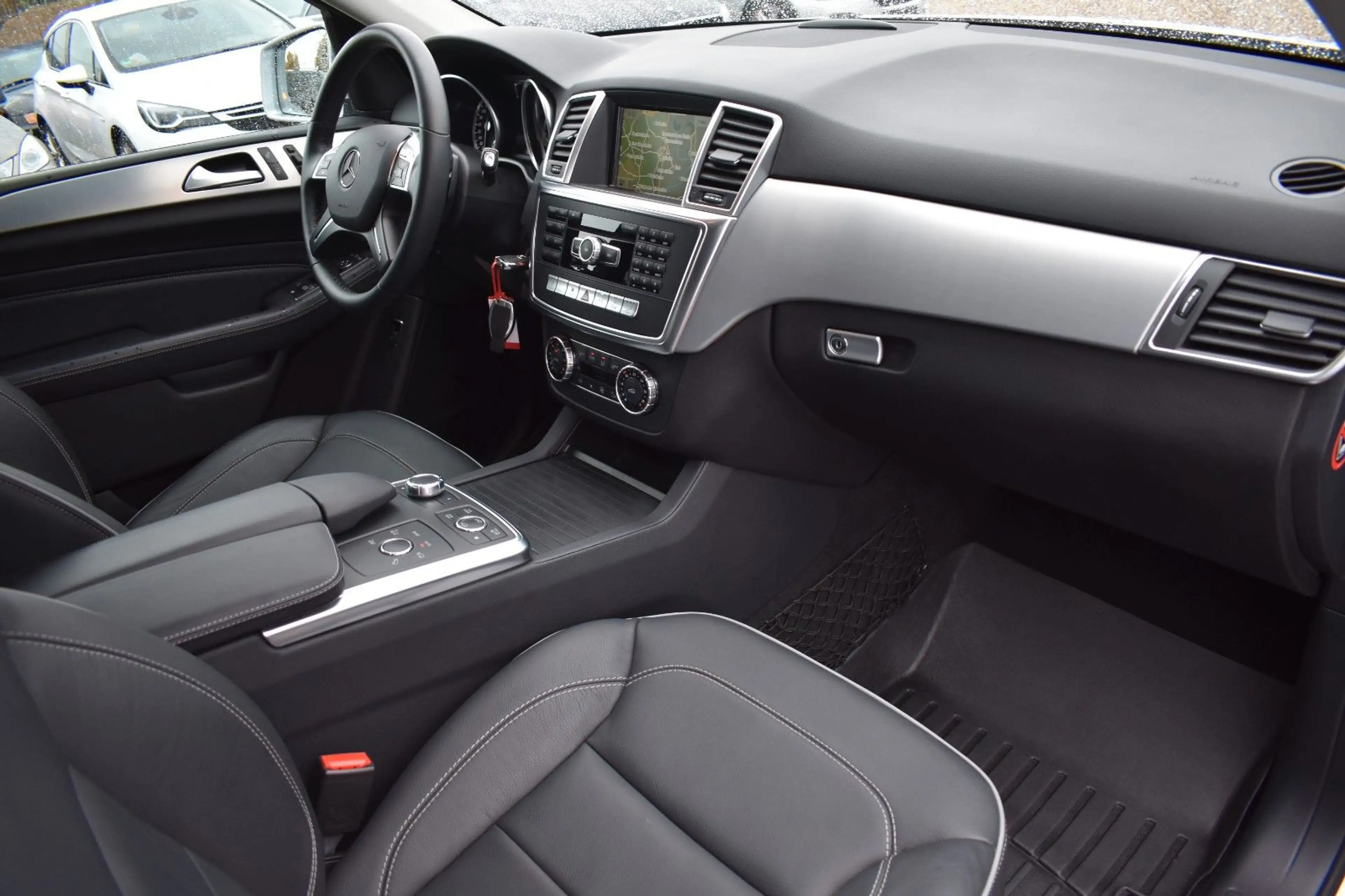Mercedes-Benz ML 350 CDI BlueTec 4Matic AHK/PANO/DISTRONIC — photo 7