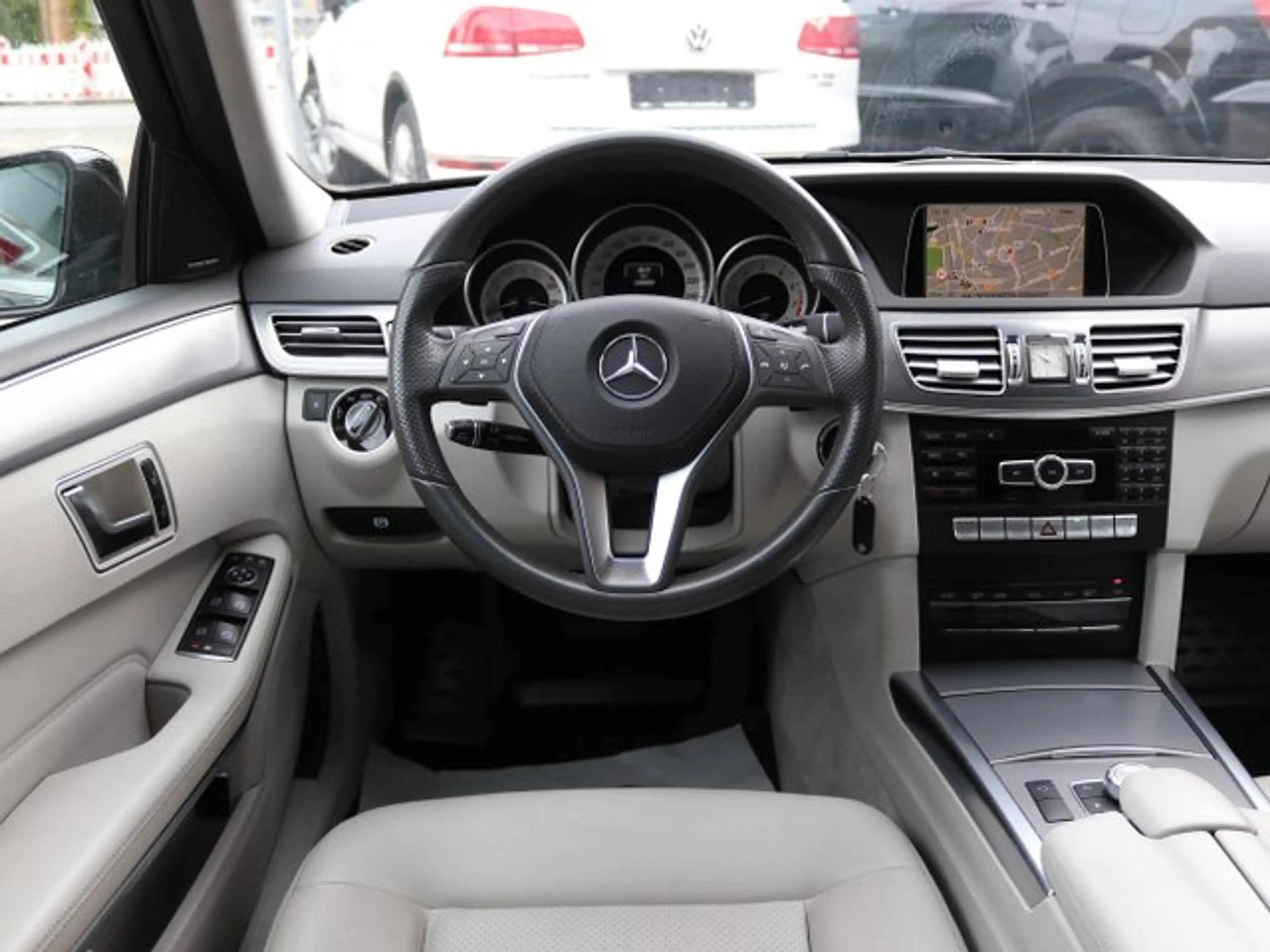 Mercedes-Benz E 250 T AMG ACC*NaviDVD*LED*el.Heck*18"*211Ps* — photo 2